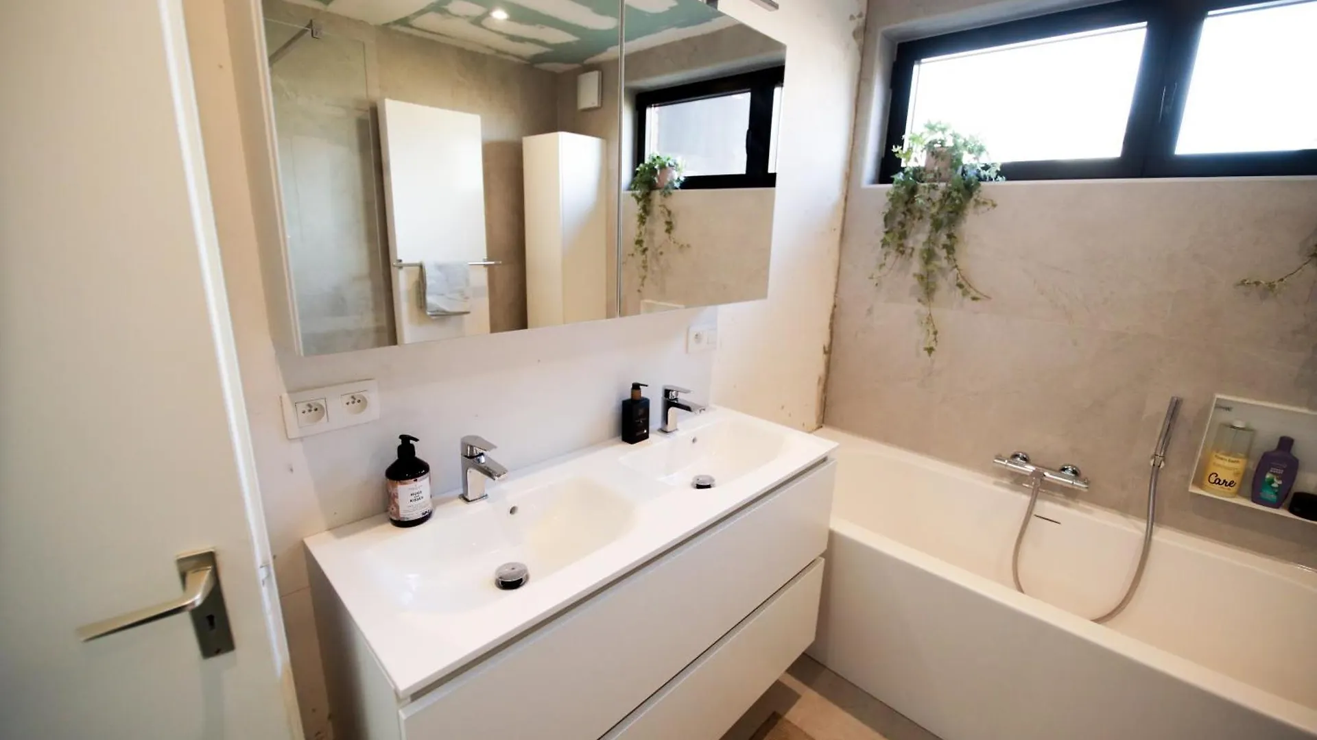 Prive Kamer Met Chill Room En Gedeelde Badkamer - Rand Antwerpen - Afrit E313 Wommelgem - Vlakbij Tramhalte Lijn 9 En 24 0*, Anvers