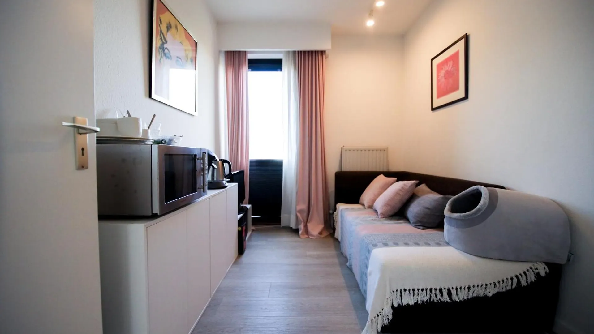 Prive Kamer: Cozy Retreat Near Antwerp with Shared Amenities