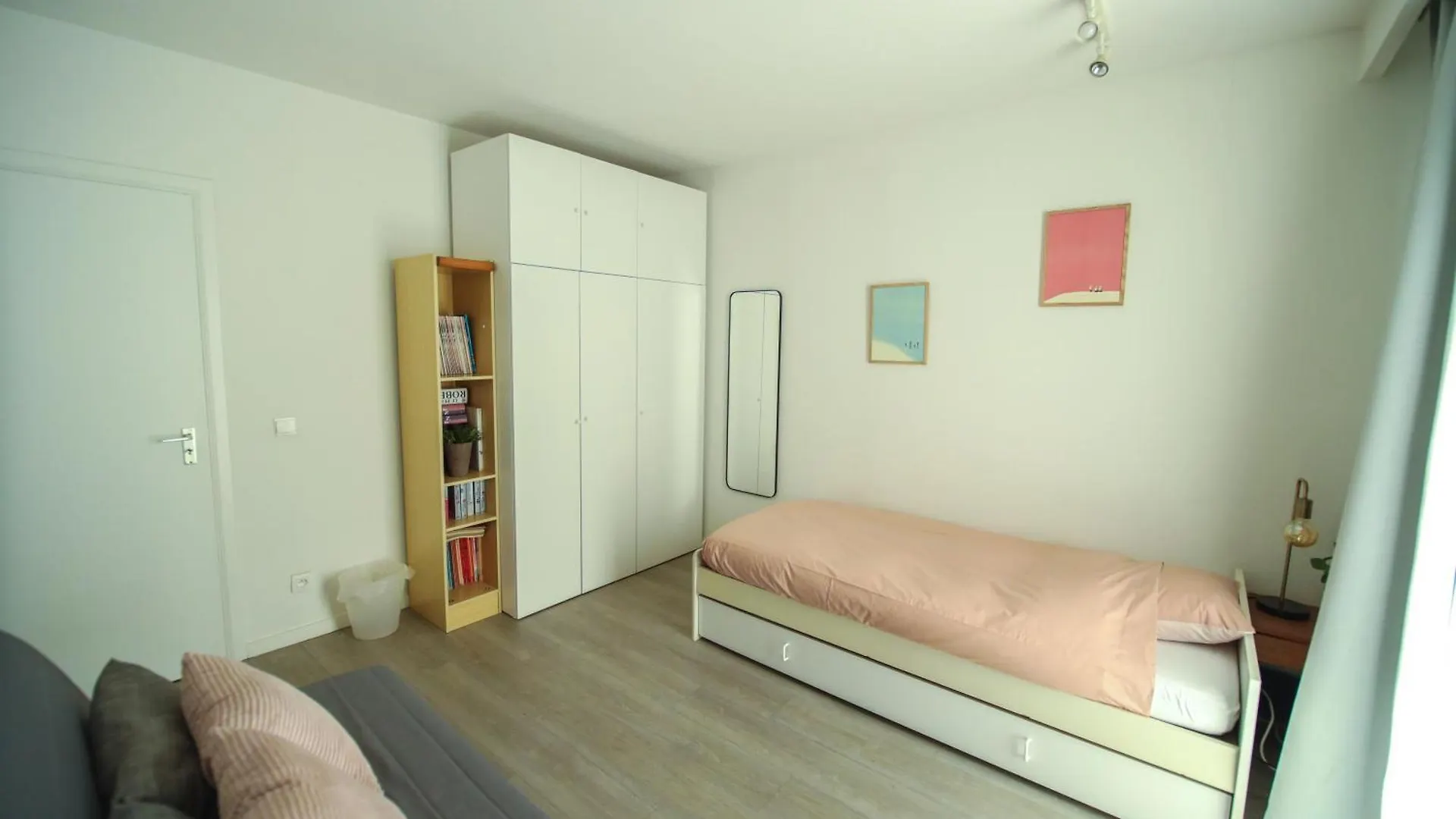 Prive Kamer: Cozy Retreat Near Antwerp with Shared Amenities